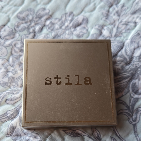 Stila Radiant Bronze Compact - Picture 2 of 3
